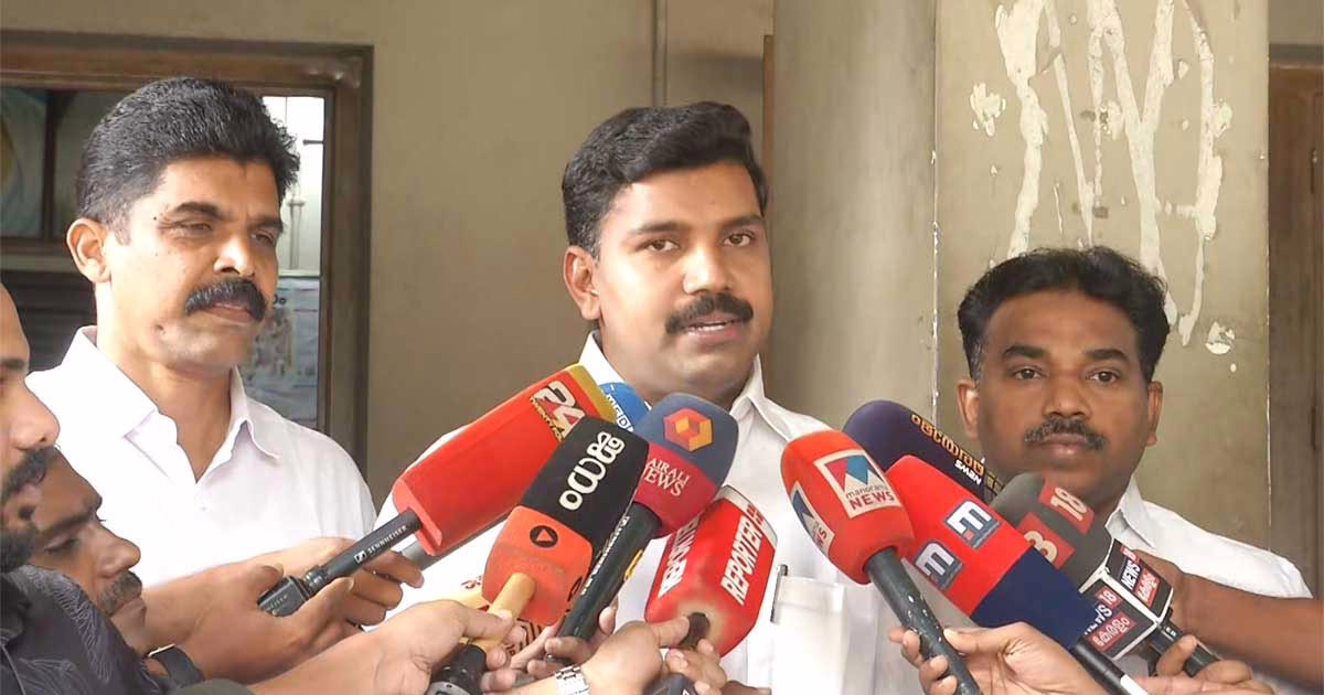 മനുഷ്യൻ മരിക്കുമ്പോൾ ചിരിക്കുകയും മൃഗങ്ങൾ മരിക്കുമ്പോൾ കരയുകയും ചെയ്യുന്ന കടൽക്കിഴവനാണ് വനംമന്ത്രി: വി എസ് ജോയി