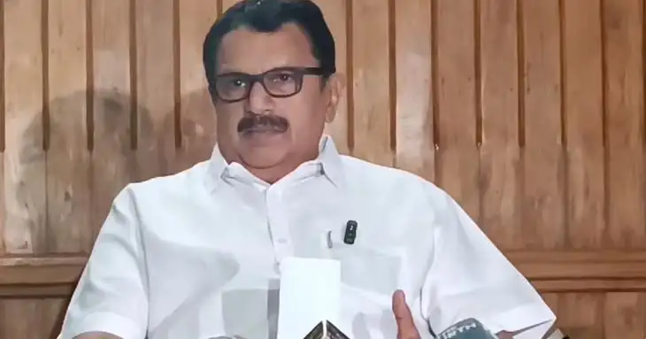 രാഹുൽ മാങ്കൂട്ടത്തിൽ നേതാക്കൾക്കൊപ്പം വേദി പങ്കിടരുത്; പെൺകുട്ടി പരാതിയുമായി മുന്നോട്ടു പോകണമെന്നും മുരളീധരൻ