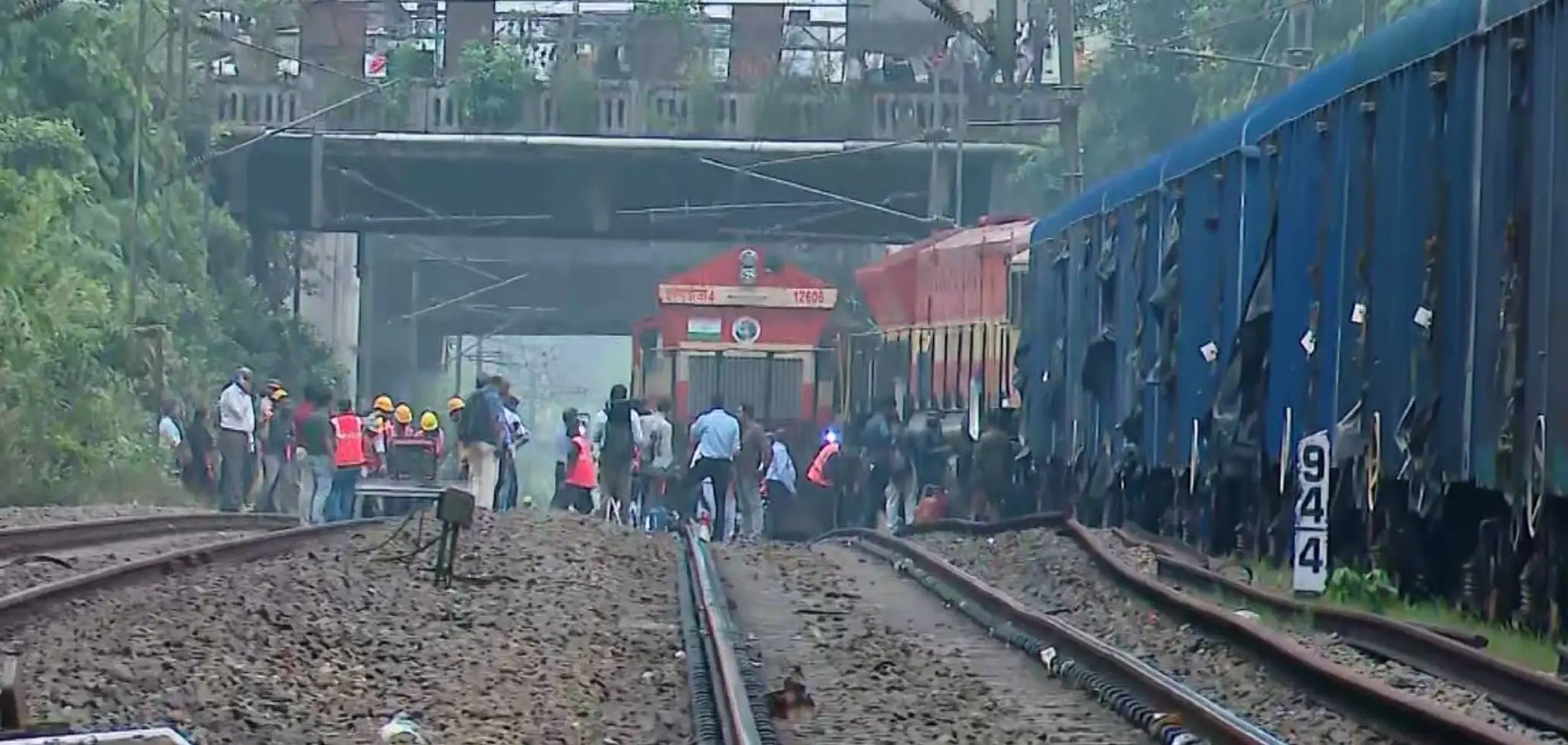 കളമശ്ശേരിയില്‍ ഗുഡ്‌സ് ട്രെയിന്‍ പാളം തെറ്റി: ട്രെയിന്‍ സർവീസ് വൈകുന്നു