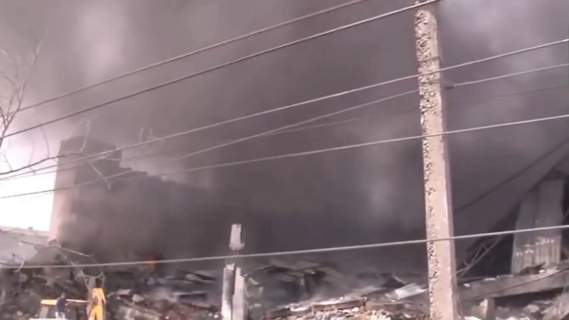 മെഡ്ചൽ-മാൽക്കാജ്ഗിരിയിൽ ടയർ കടയ്ക്ക് തീപിടിച്ചു: വൻ നാശനഷ്ടം