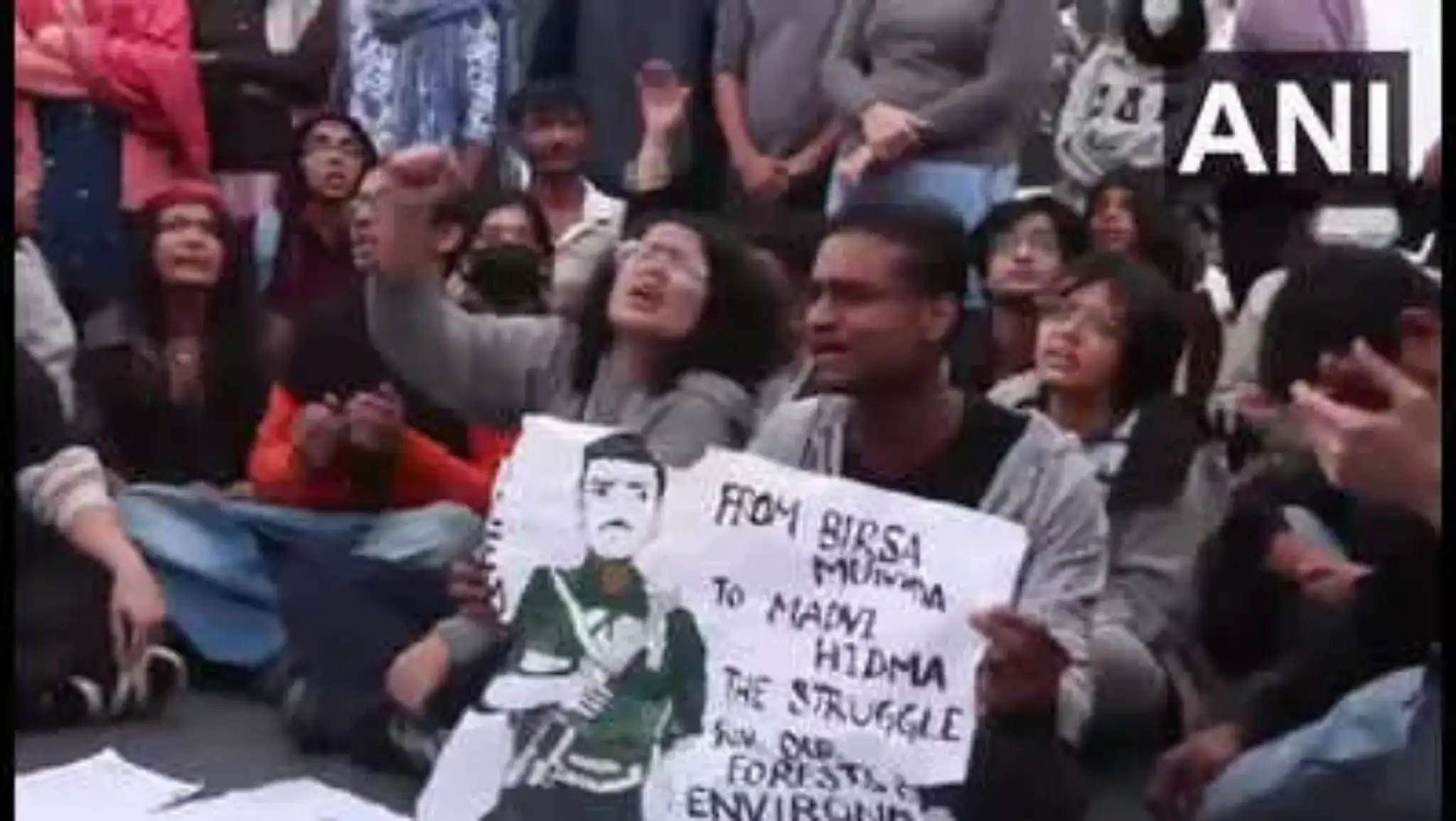 ഇന്ത്യാ ഗേറ്റ് പ്രതിഷേധം: മലിനീകരണത്തിനെതിരായ സമരത്തിൽ മാവോയിസ്റ്റ് മുദ്രാവാക്യം: 5 വിദ്യാർത്ഥികൾ കസ്റ്റഡിയിൽ