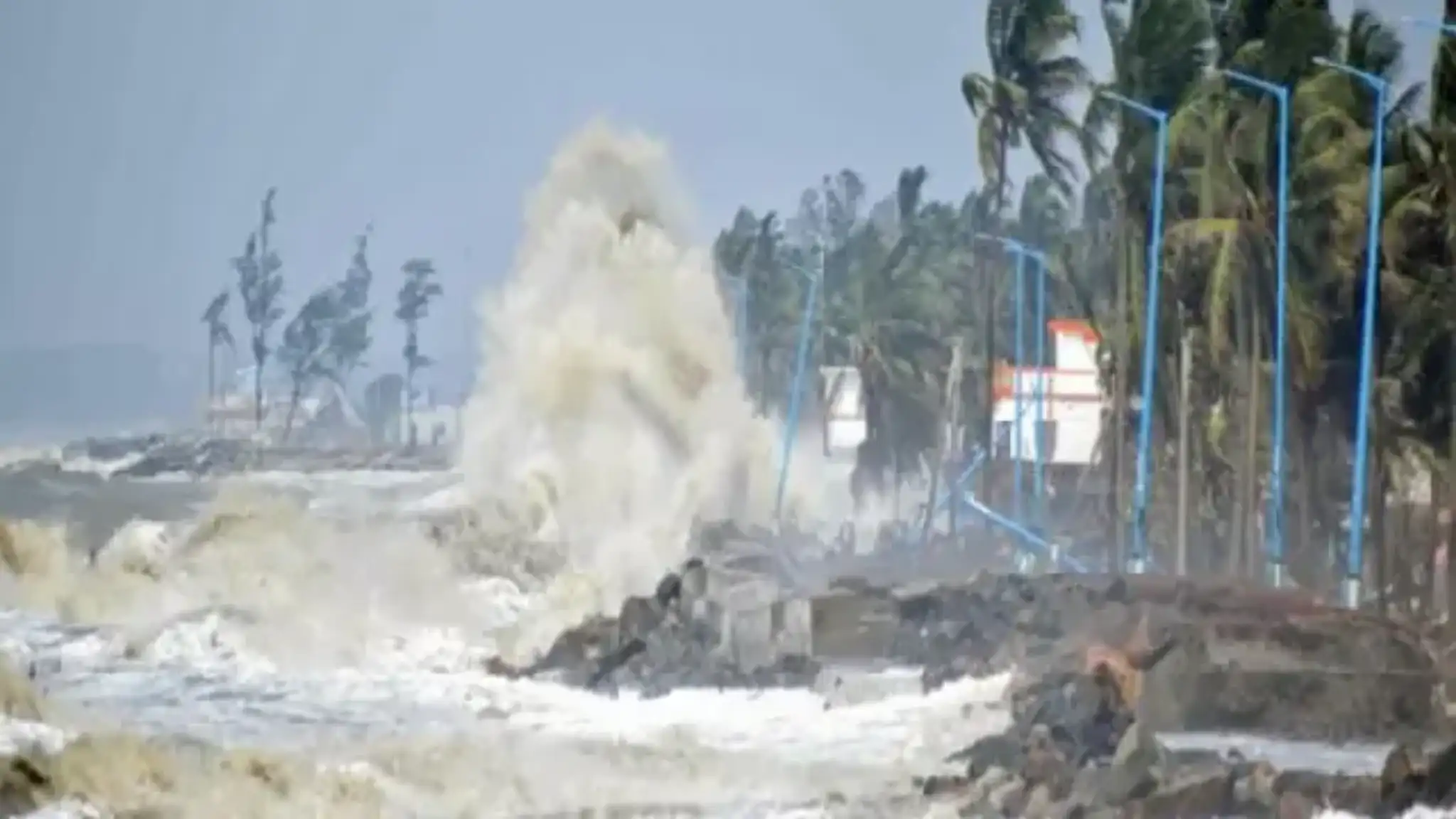 ഡിറ്റ് വാ ചുഴലിക്കാറ്റ്: ബീച്ചിലേക്കുള്ള യാത്ര ഒഴിവാക്കണം: കള്ളക്കടലിനും കടലാക്രമണത്തിനും സാധ്യത