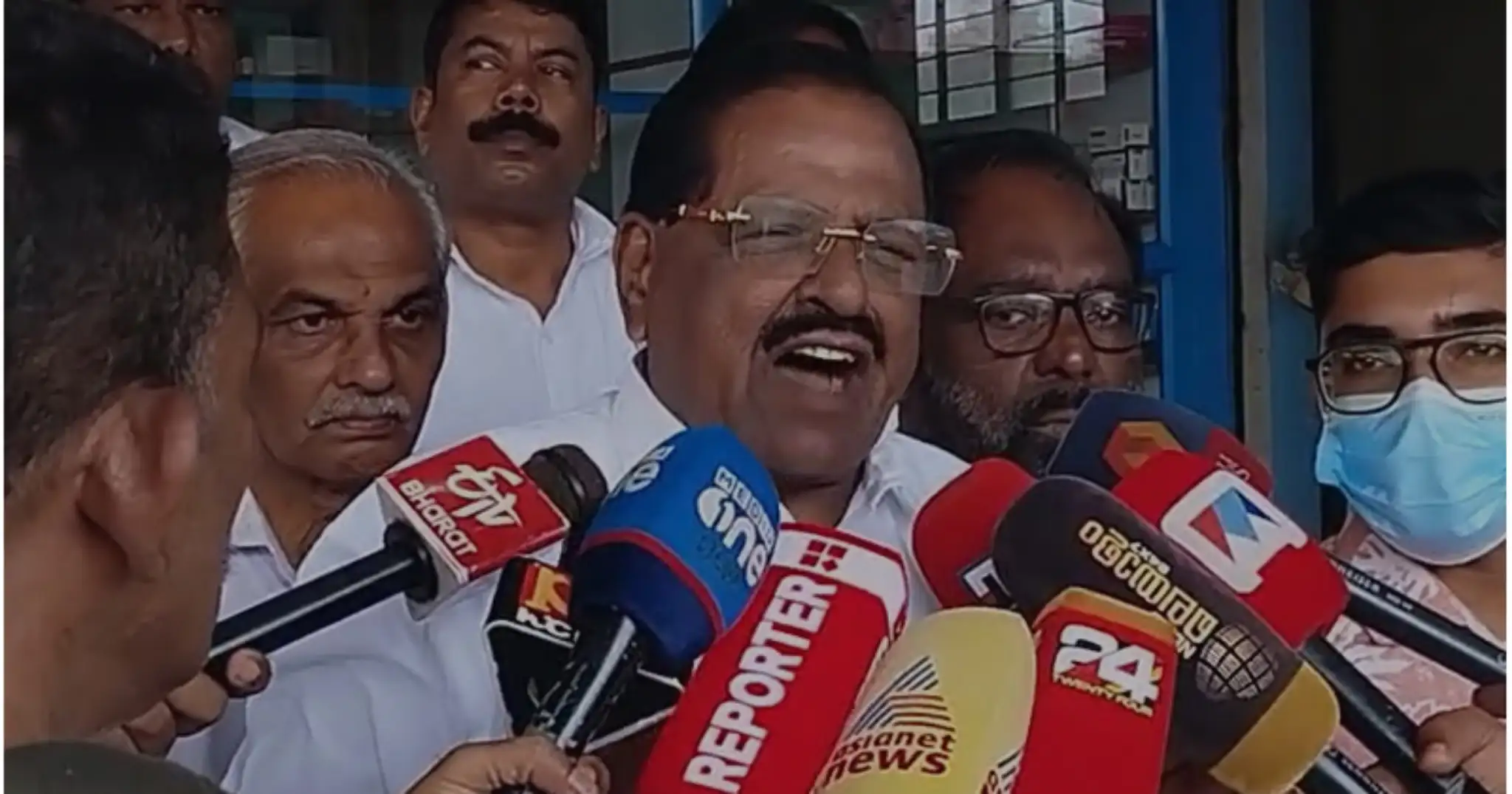 കോൺഗ്രസ് പാർട്ടിയ്ക്ക് ഒരു ധാർമികതയുണ്ട്; രാഹുൽ മാങ്കൂട്ടത്തിൽ വടികൊടുത്ത് അടി വാങ്ങി: രാജ്‌മോഹൻ ഉണ്ണിത്താൻ