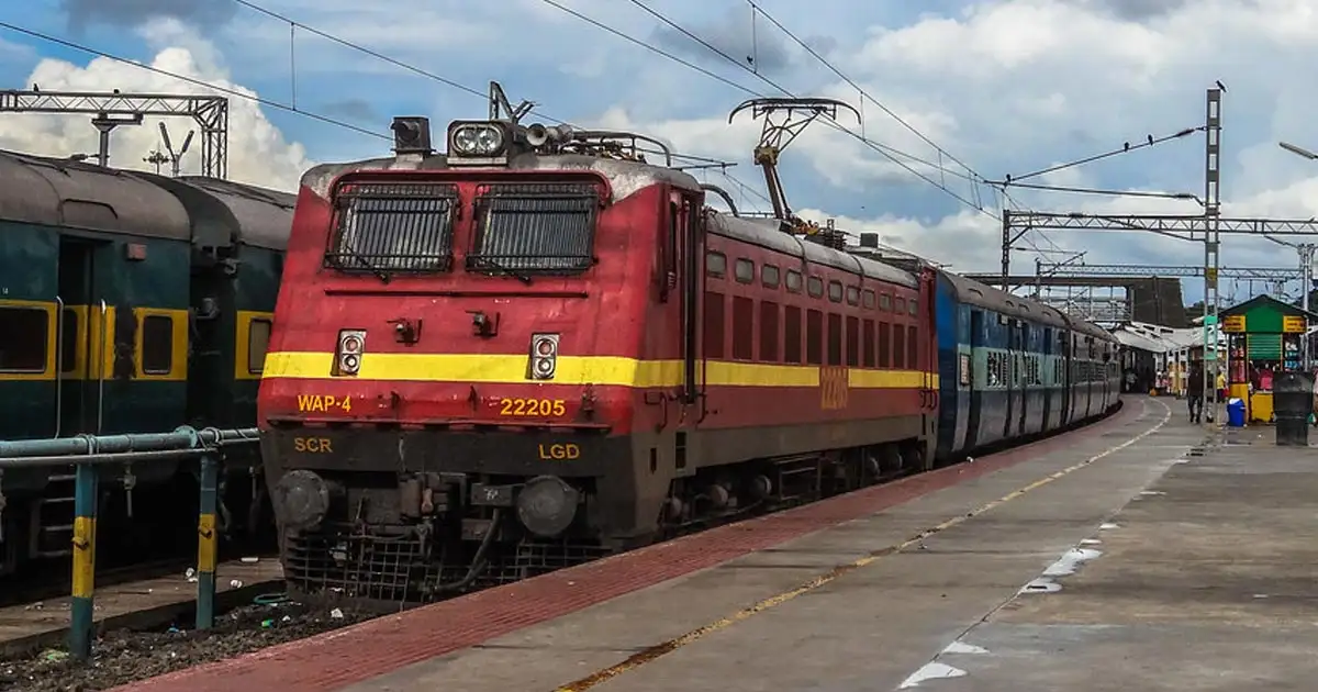 എറണാകുളത്ത് ട്രെയിനിൽ കടത്തിയ 56 കിലോ കഞ്ചാവ് പിടികൂടി; മൂന്ന് പേർ കസ്റ്റഡിയിൽ