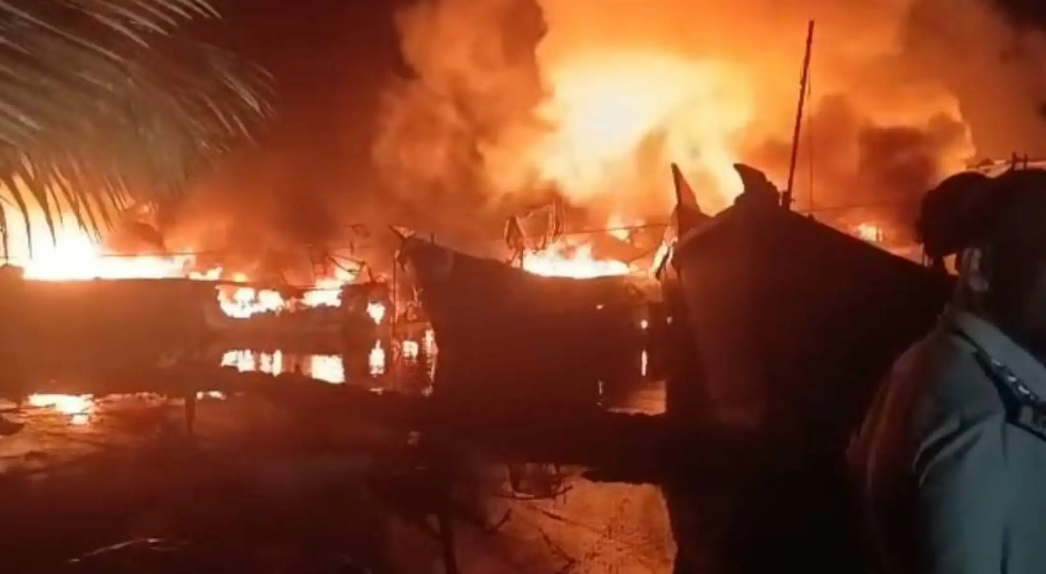 കൊല്ലത്ത് നിർത്തിയിട്ട മീൻപിടുത്ത ബോട്ടുകൾക്ക് തീപിടിച്ചു