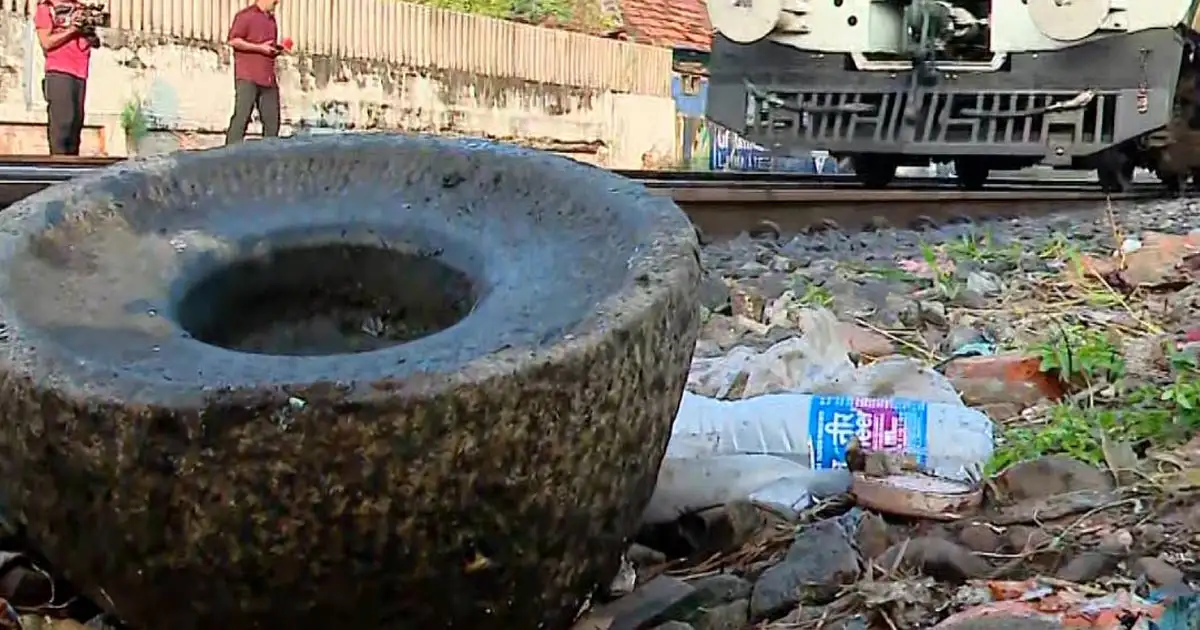 കൊച്ചിയിൽ റെയിൽവേ ട്രാക്കിൽ ആട്ടുകല്ല്; അട്ടിമറി ശ്രമമെന്ന് സംശയം