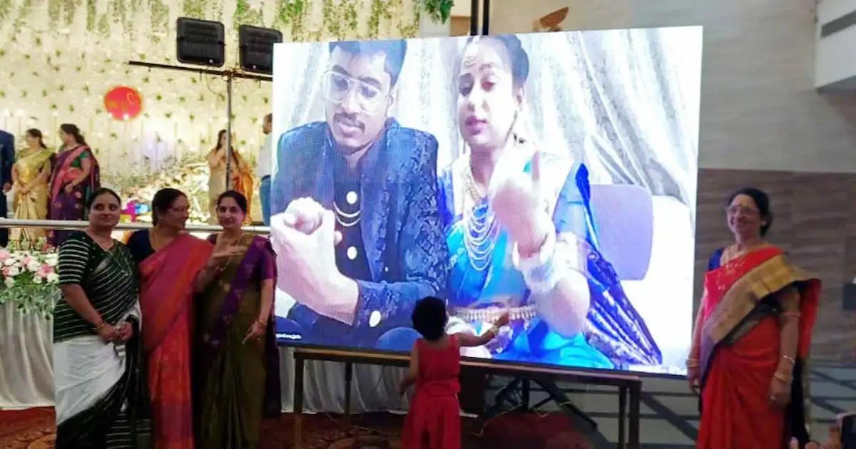 ഇൻഡിഗോ വിമാനം റദ്ദാക്കിയതോടെ റിസപ്ഷനിൽ എത്താനാകാതെ ദമ്പതികൾ; പരിപാടിയിൽ ലൈവിലൂടെ പങ്കെടുത്തു