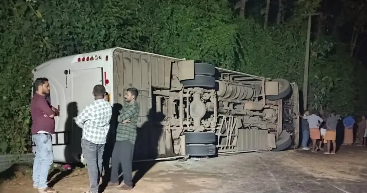 വിദ്യാർഥികളുമായി വിനോദ യാത്ര പോയ ബസ് കോട്ടയത്ത് അപകടത്തിൽപ്പെട്ടു; നിരവധി പേർക്ക് പരുക്ക്