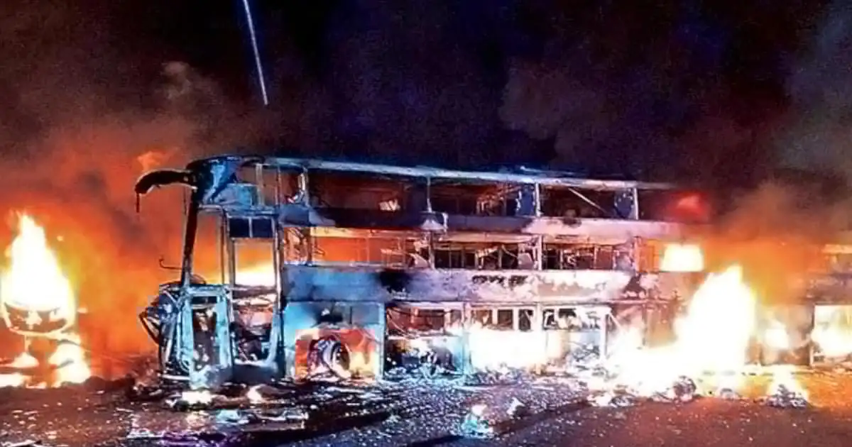 നിയന്ത്രണം നഷ്ടമായ ബസ് കണ്ടെയ്‌നറുമായി കൂട്ടിയിടിച്ചു, പിന്നാലെ തീ പടർന്നു; മൂന്ന് മരണം